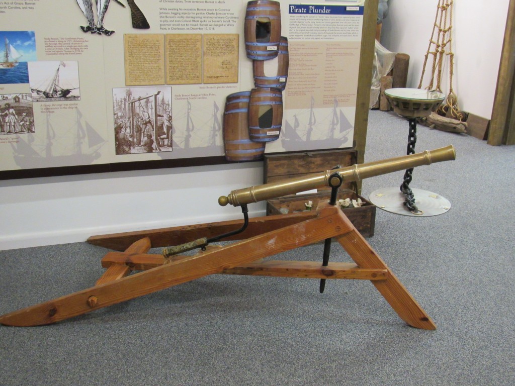 Swivel cannon on display tripod